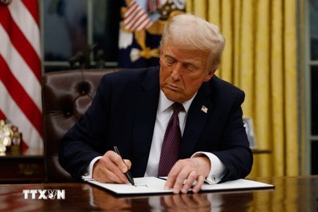 Tổng thống D.Trump tuyên bố sắp áp thuế với chất bán dẫn và dược phẩm