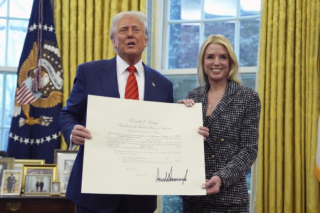Trump Jumps to Defense of Embattled Attorney General Pam Bondi—’We’re on One Team, MAGA’