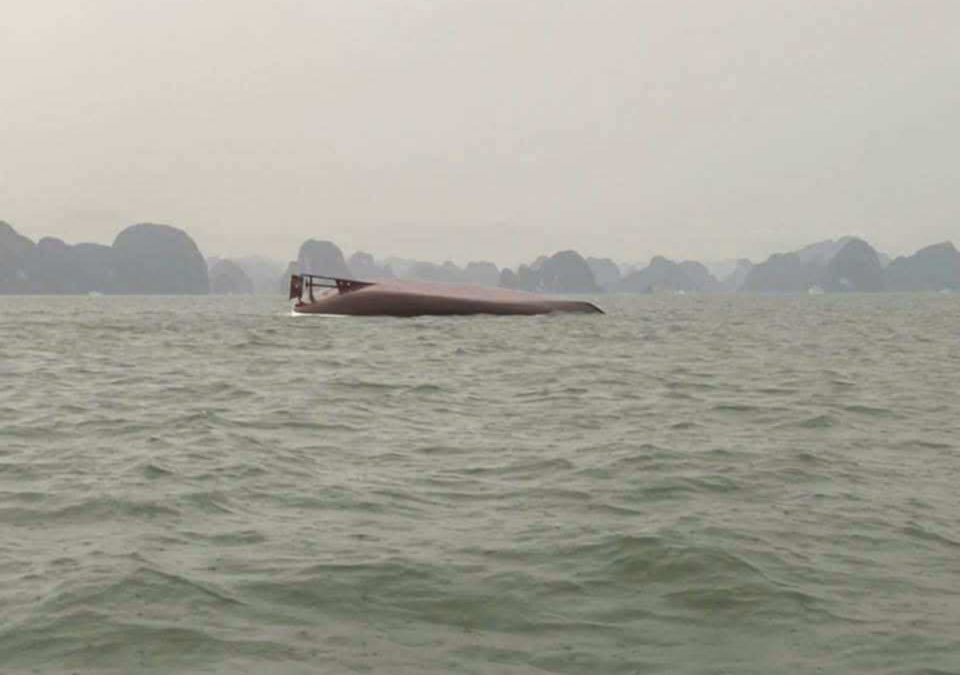 Lật tàu du lịch trên vịnh Hạ Long